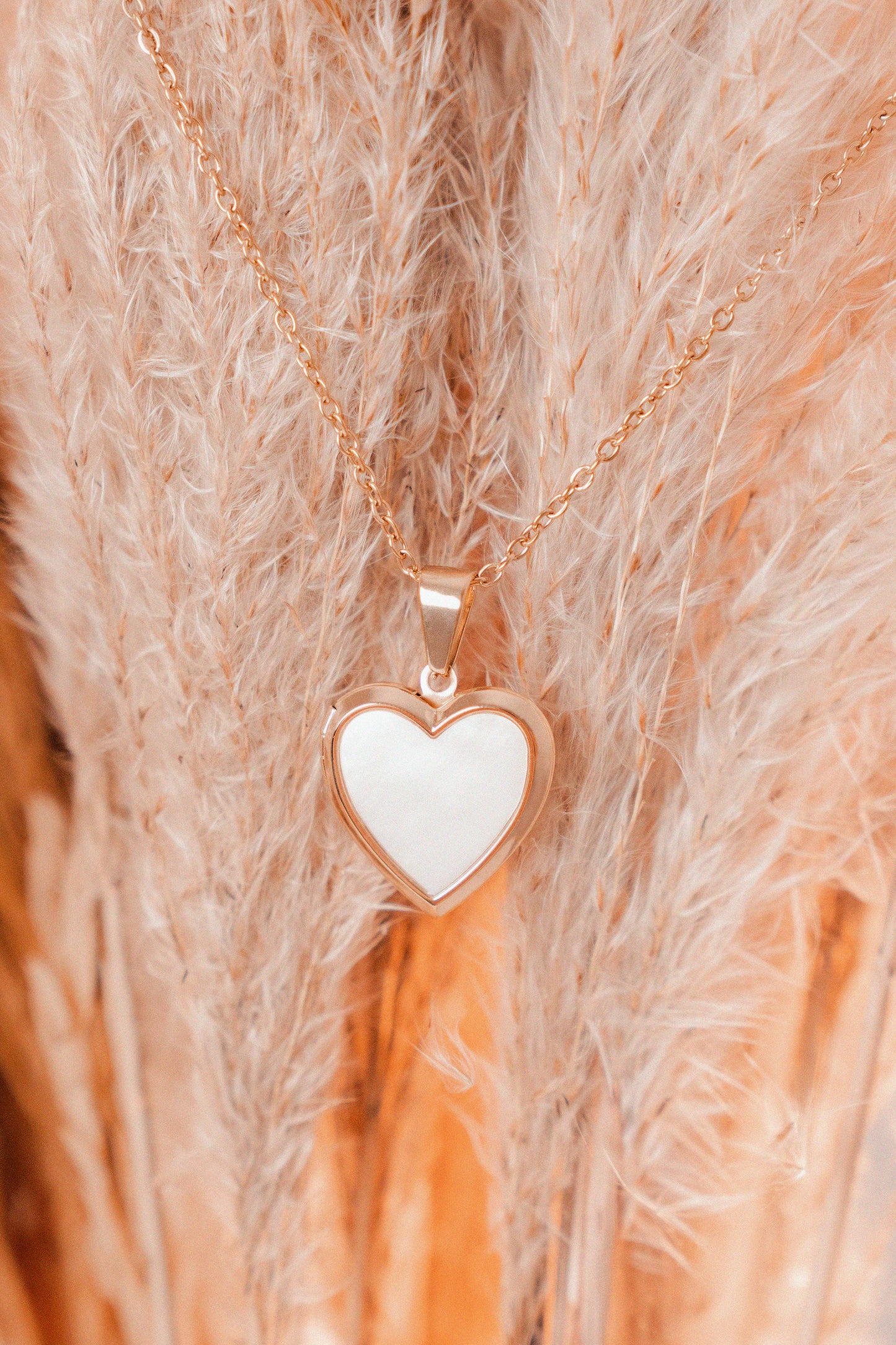 Relicario dorado con tornasol blanco, Collar Personalizable, Guardapelo o relicario personalizable con foto o mensaje