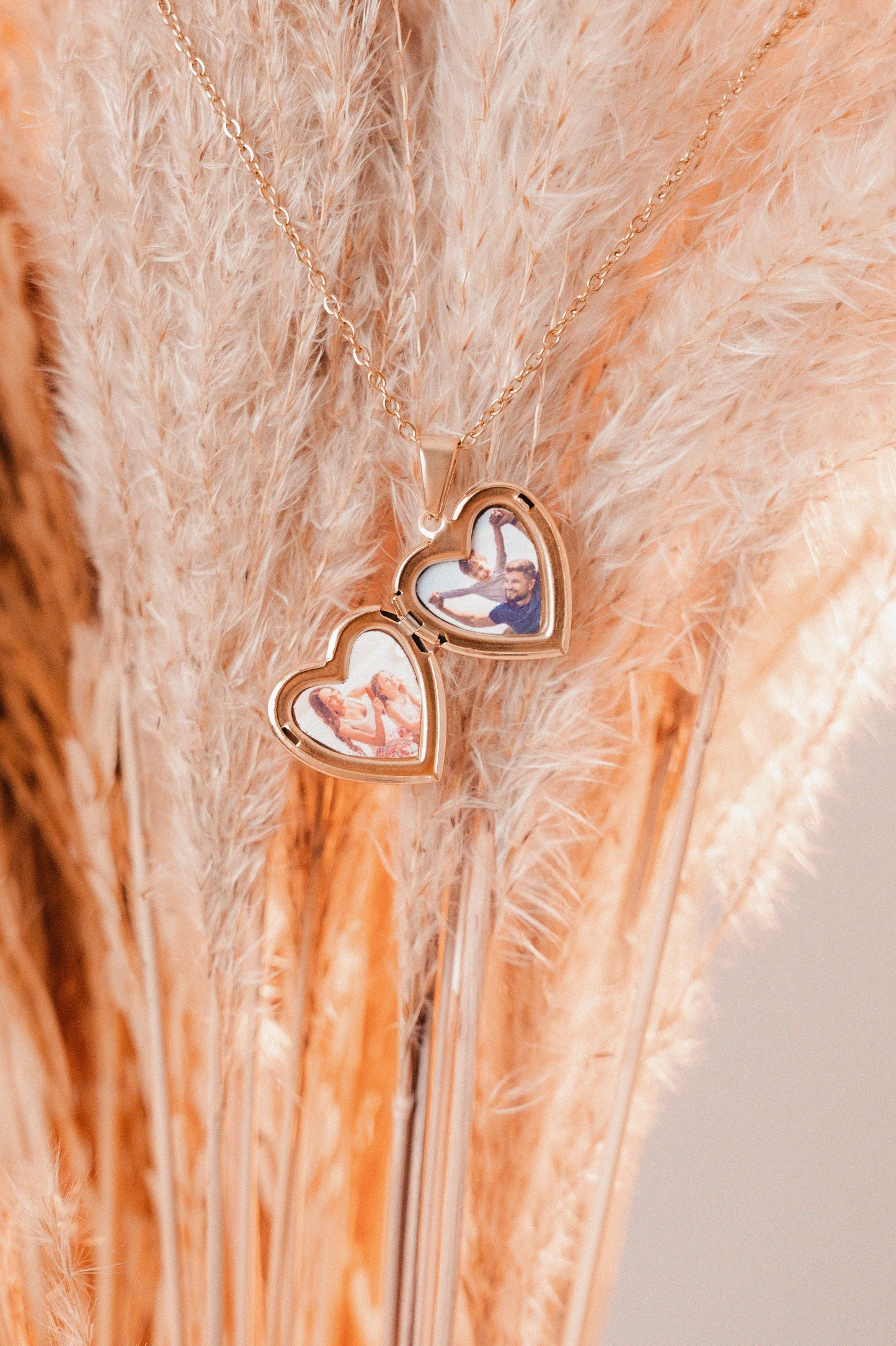 Relicario dorado con tornasol blanco, Collar Personalizable, Guardapelo o relicario personalizable con foto o mensaje