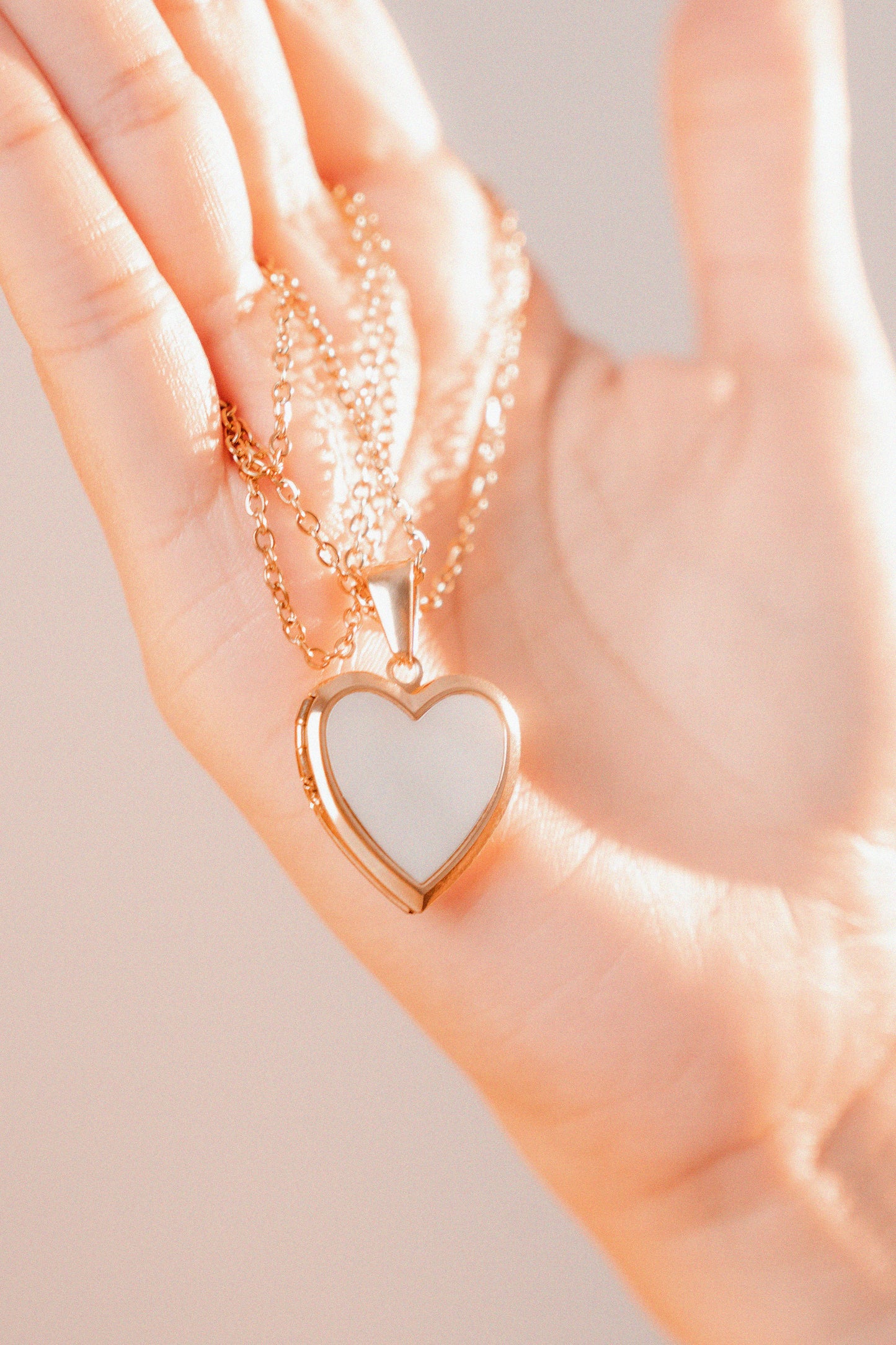 Relicario dorado con tornasol blanco, Collar Personalizable, Guardapelo o relicario personalizable con foto o mensaje