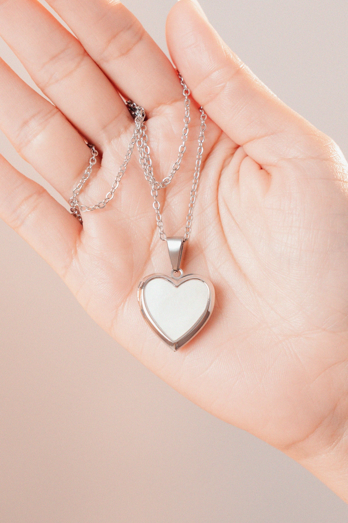 Relicario dorado con tornasol blanco, Collar Personalizable, Guardapelo o relicario personalizable con foto o mensaje