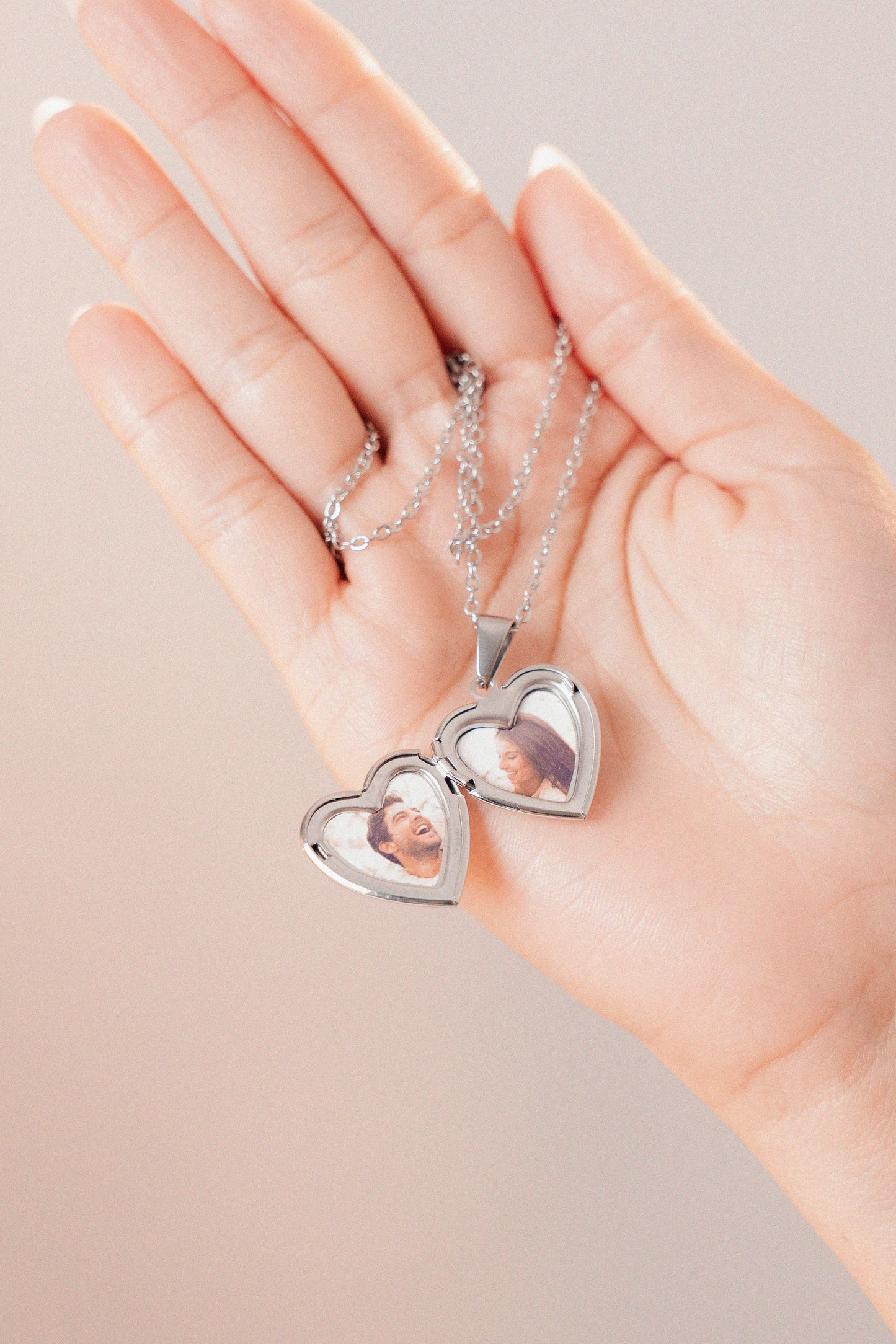 Relicario dorado con tornasol blanco, Collar Personalizable, Guardapelo o relicario personalizable con foto o mensaje