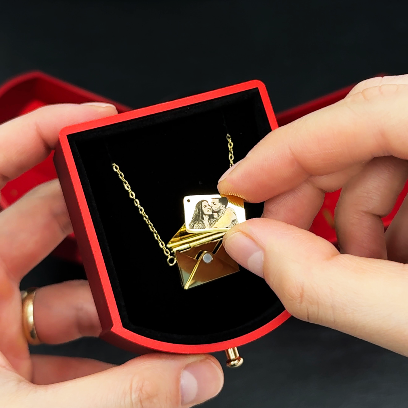 Caja de regalo con Rosa preservada para durar 5 años, con collar estilo carta de acero inoxidable. El mejor regalo de San Valentín 2026