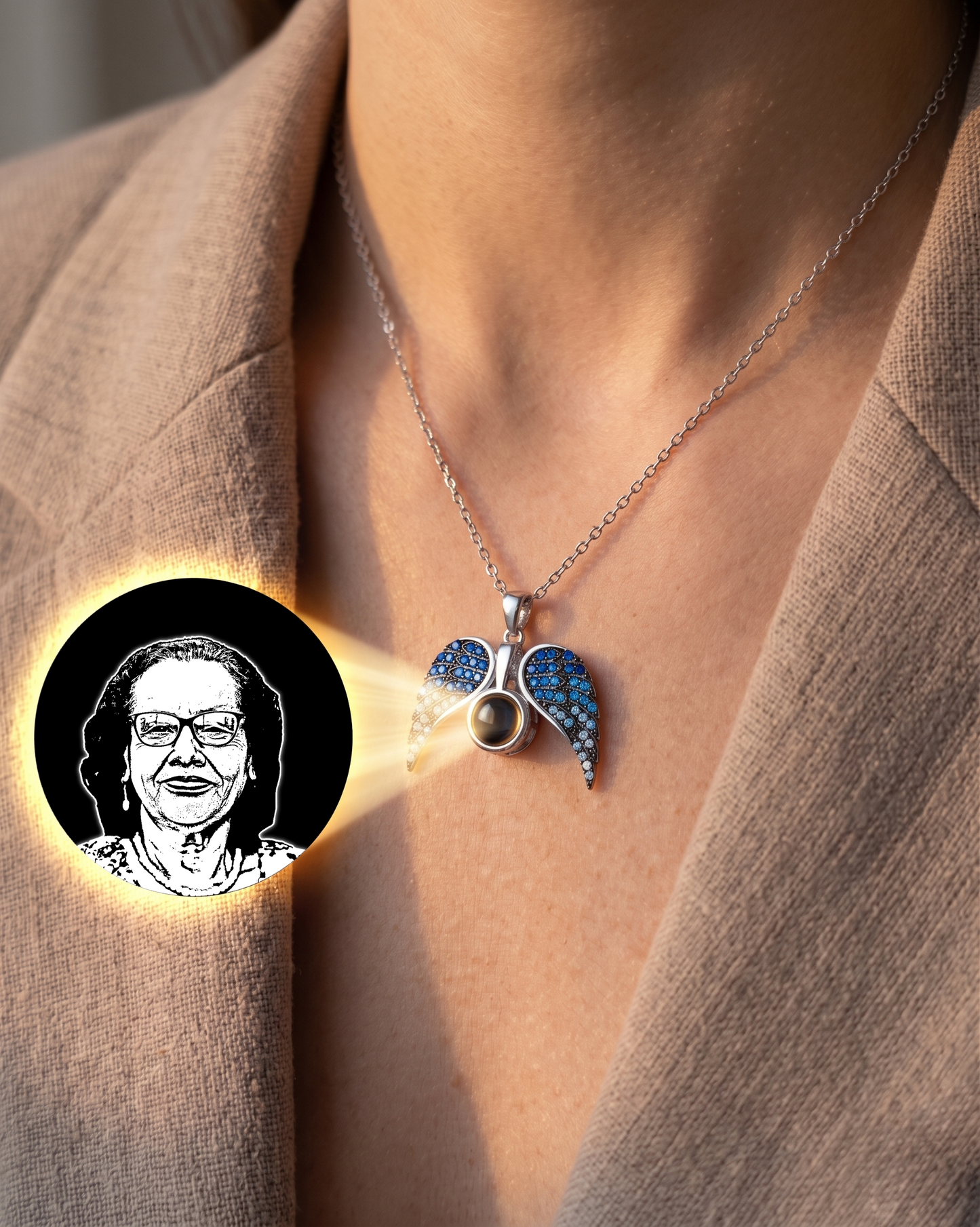 Collar Alas de Ángel con Foto Personalizada y Cristales Azules – Dije con Lente de Proyección Oculta